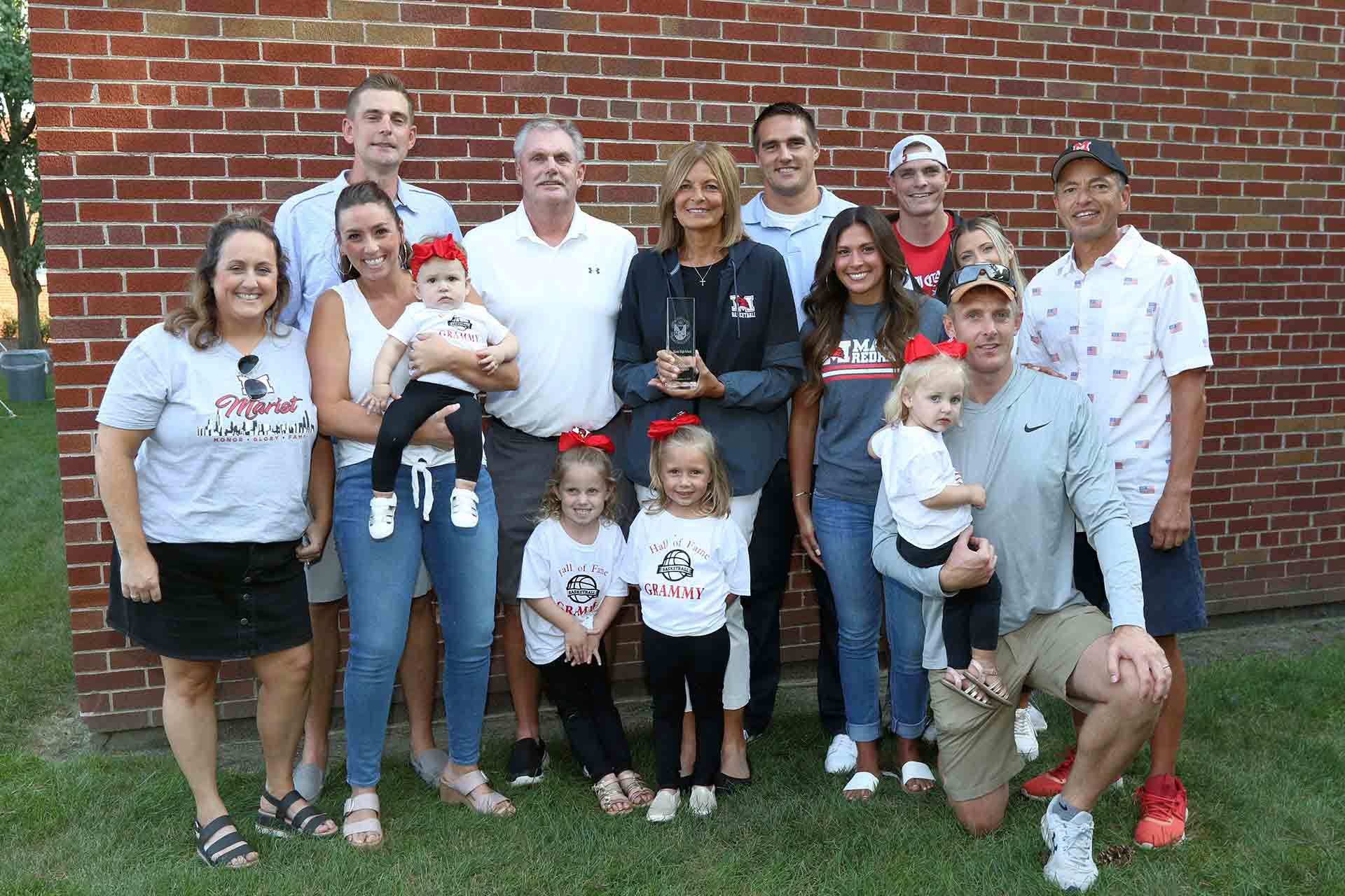 2021-hall-of-fame-ceremony-connolly-with-family