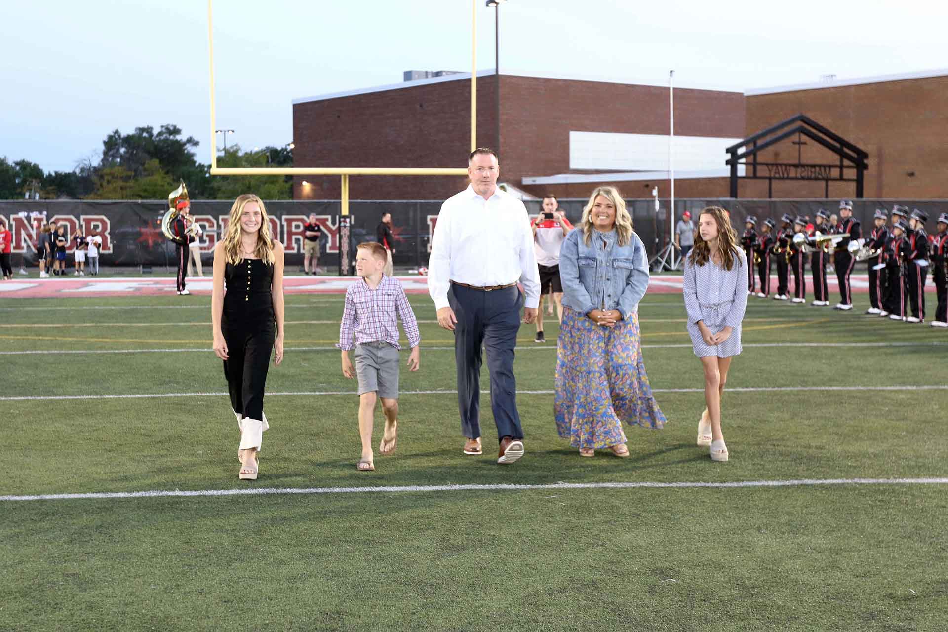 2021-hall-of-fame-ceremony-dave-cahill-walking-with-family