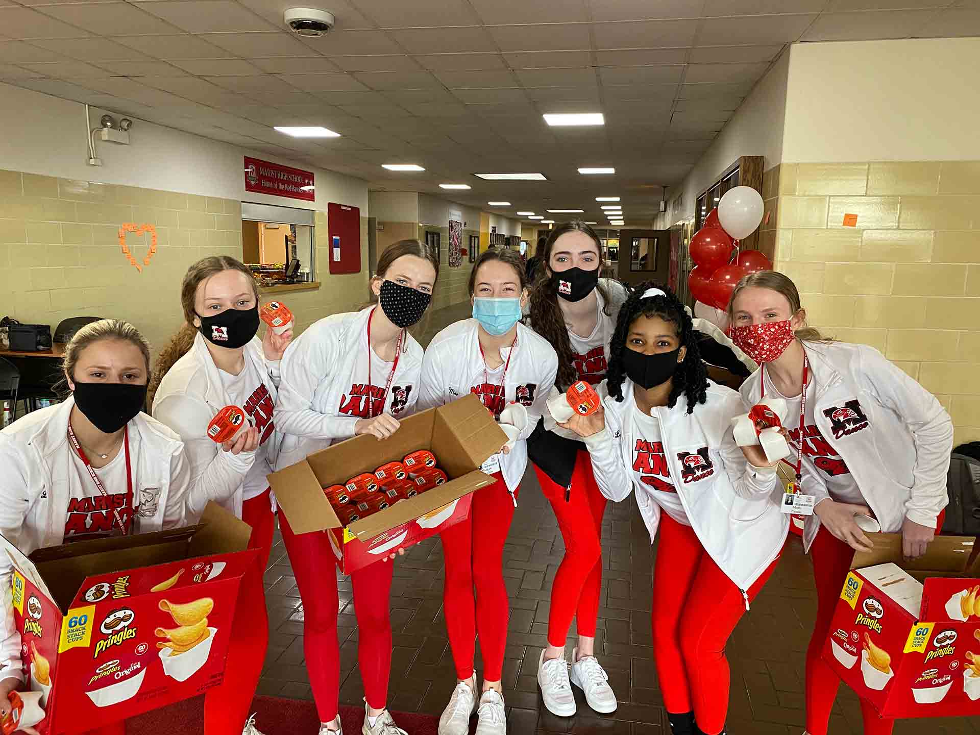 champagnat-day-2021-poms-group-photo-with-food-boxes