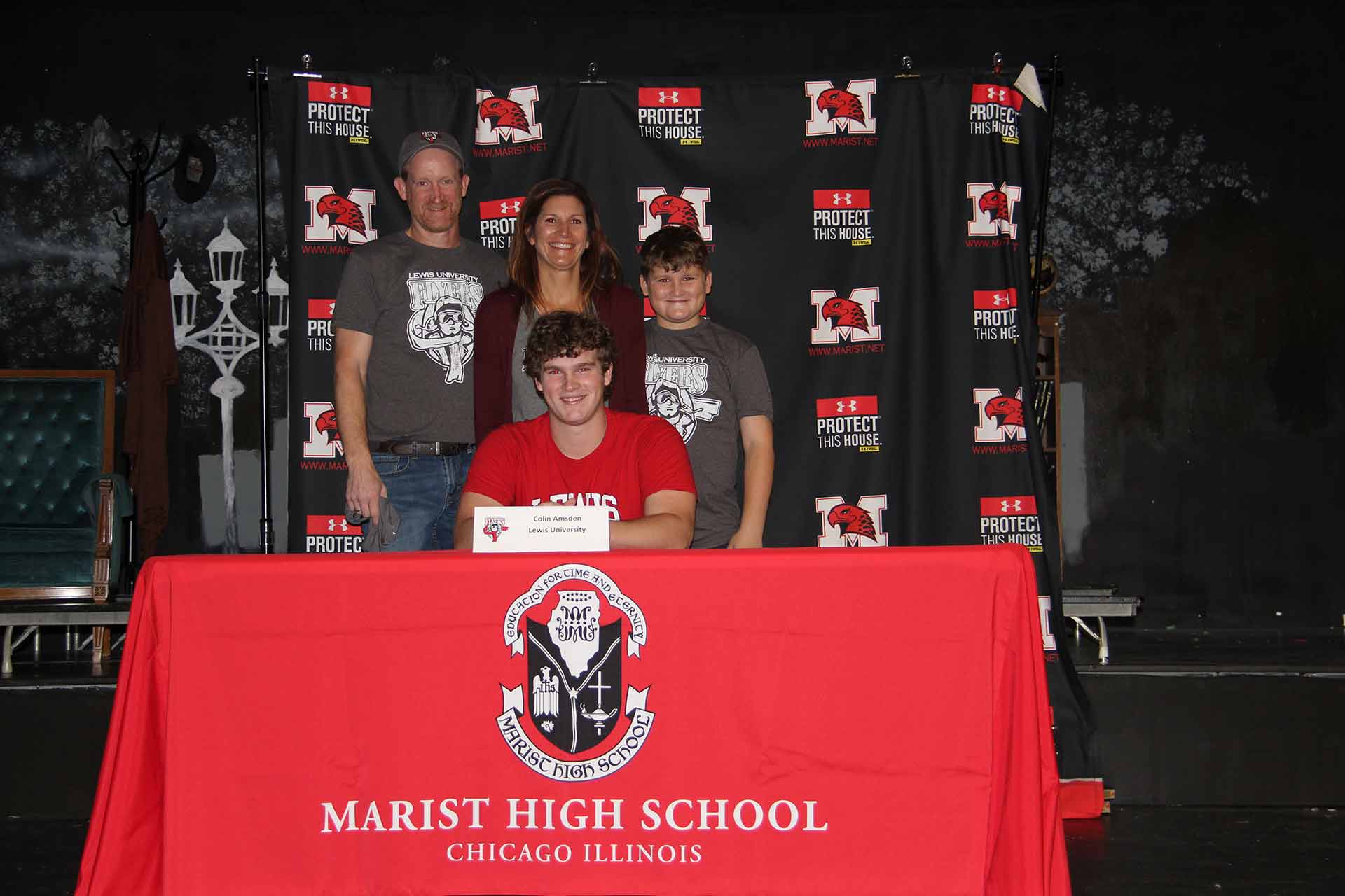 college-signing-november-2021-colin-amsden-with-family