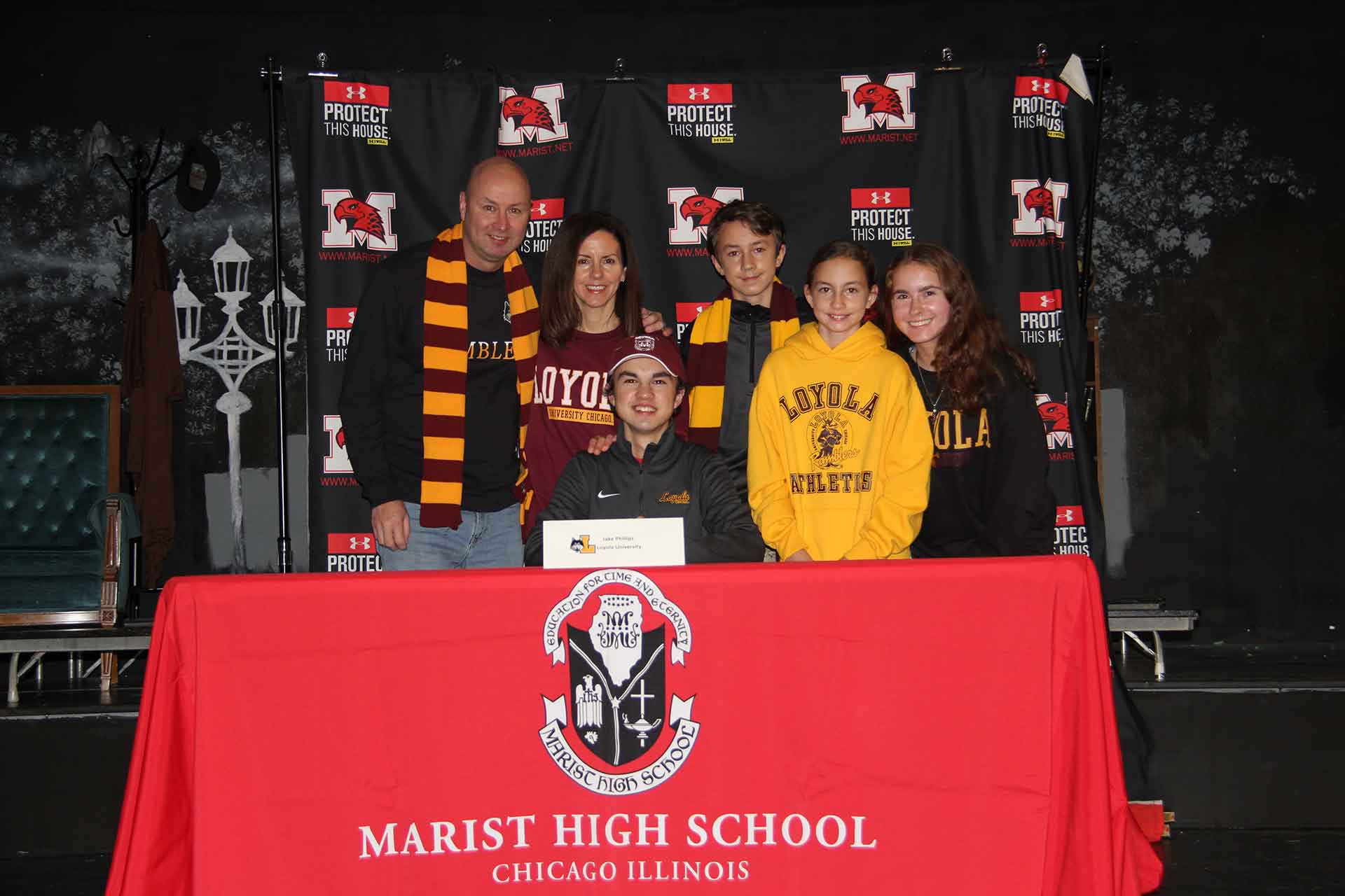 college-signing-november-2021-jake-phillips-with-family