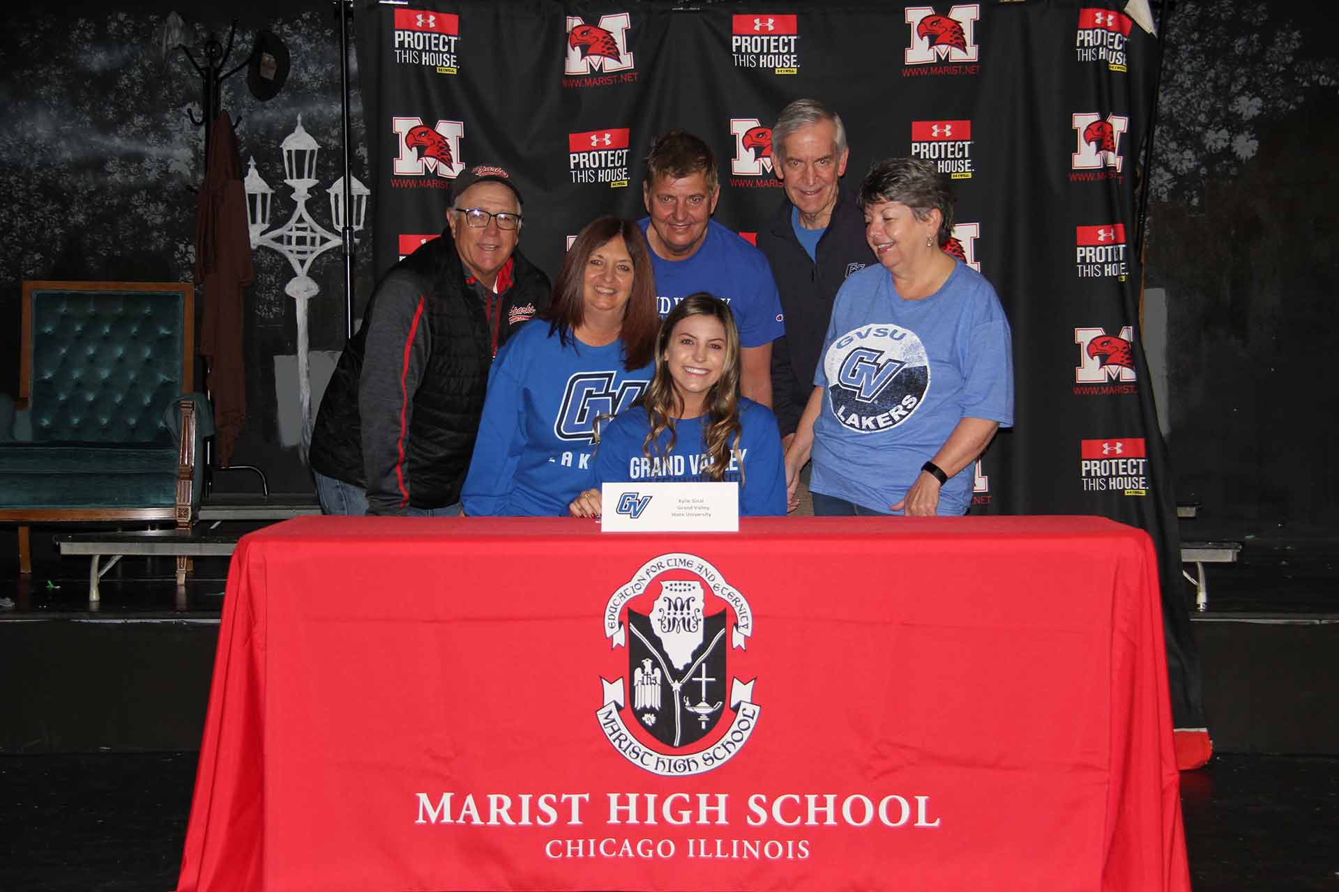 college-signing-november-2021-kylie-sinal-with-family