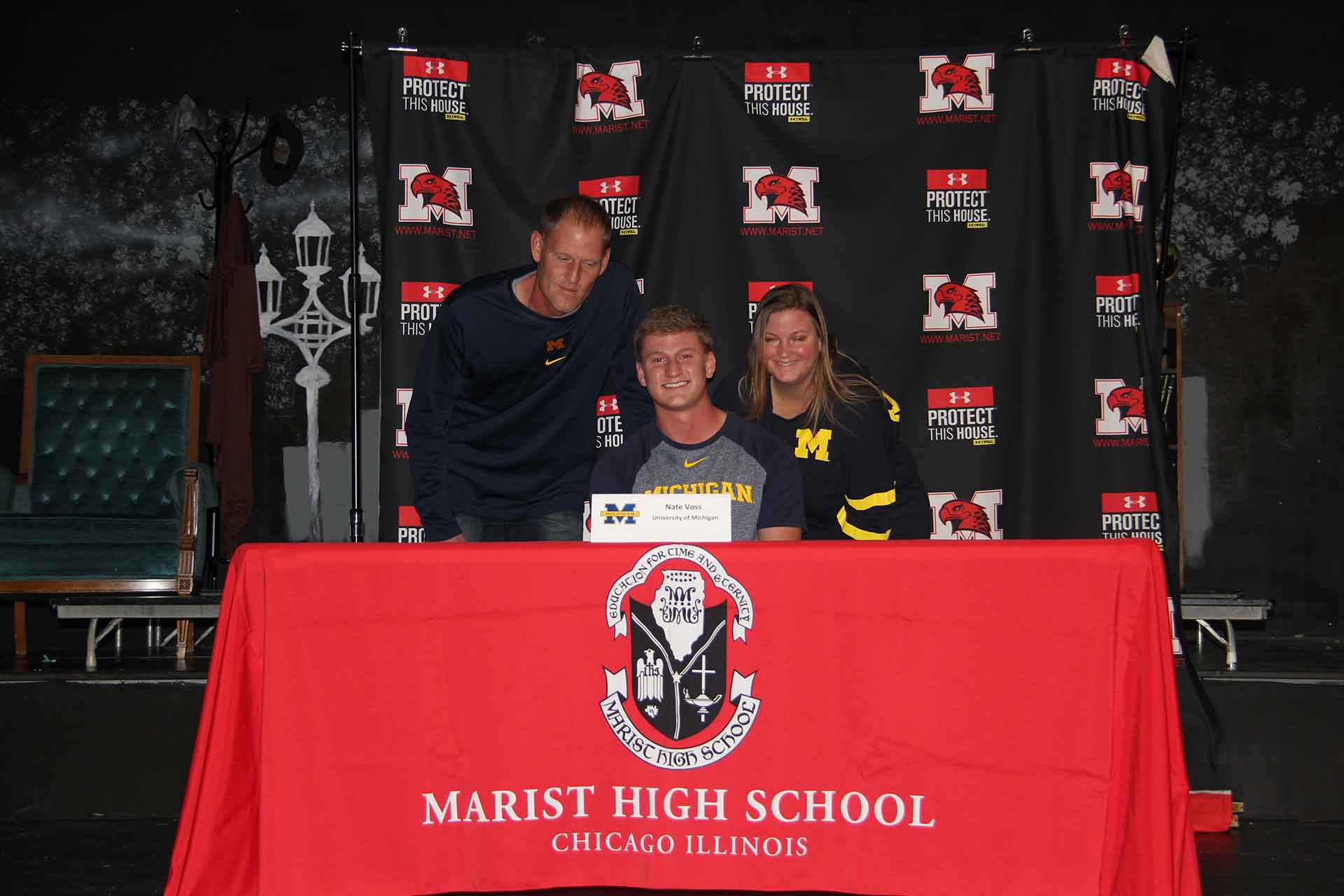 college-signing-november-2021-nate-voss-with-family
