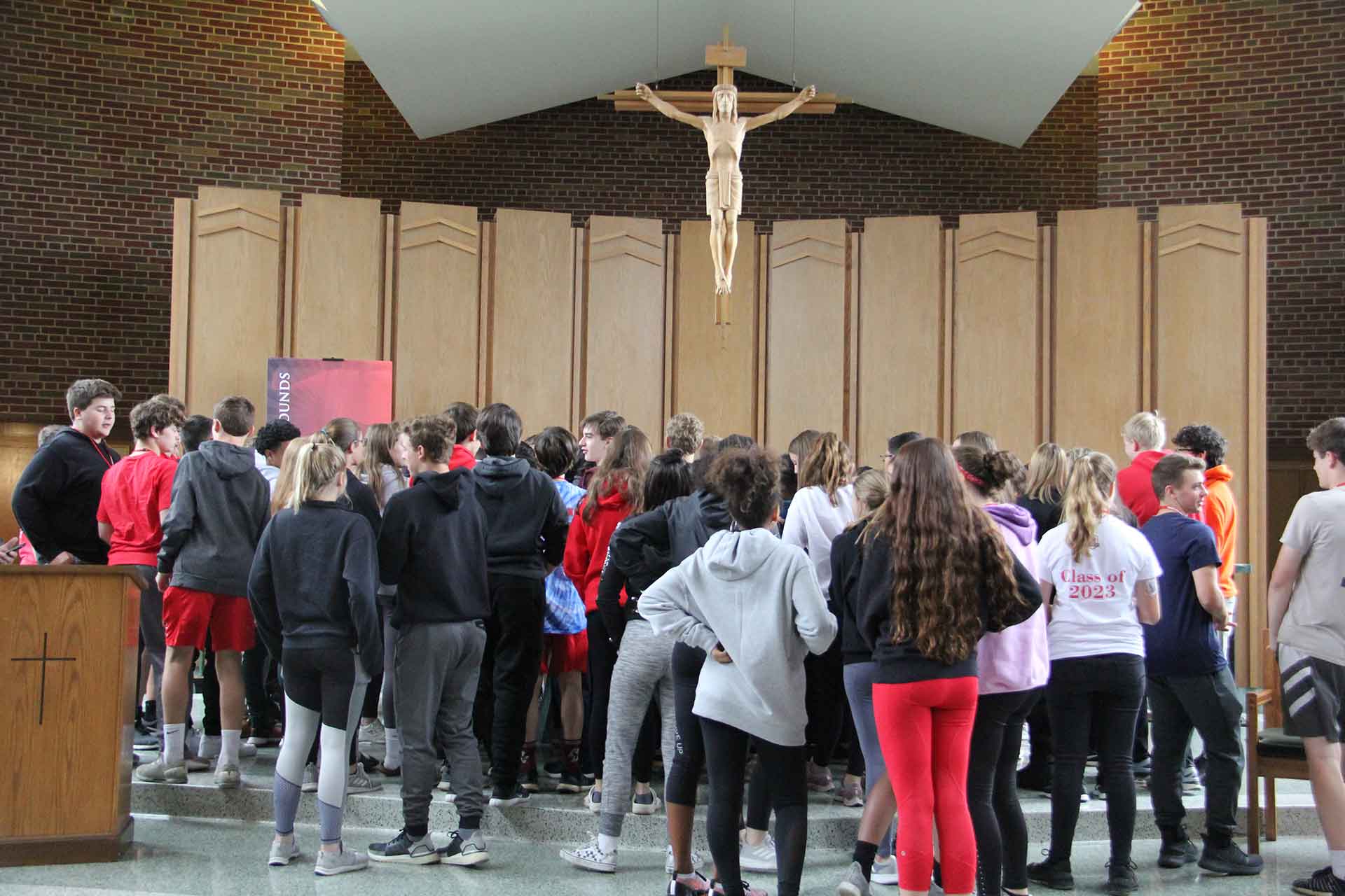 first-year-eperience-and-retreat-group-of-students-in-front-of-cross