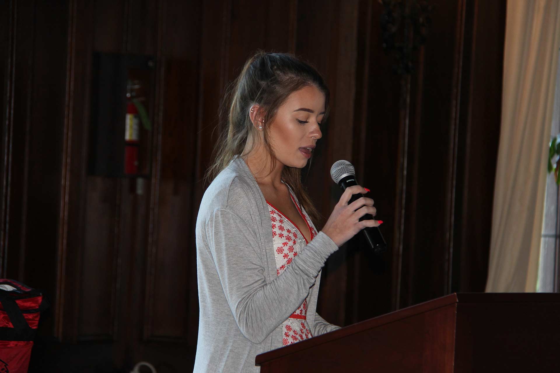 marist-law-association-golf-outing-female-speaking-into-microphone