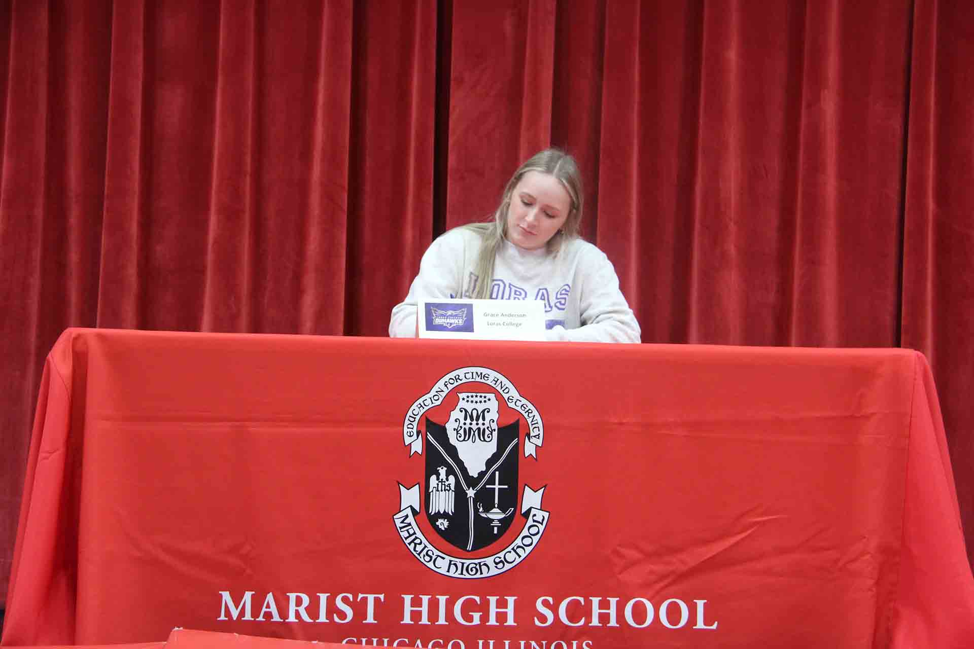 marist-student-signs-for-loras-college