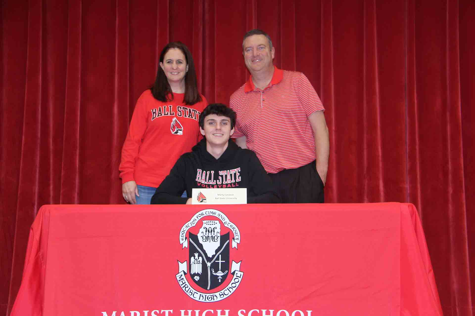 student-signs-to-ball-state-with-parents